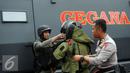 Petugas Gegana Polri bersiap melakukan penyisiran di sekitar pos polisi di perempatan Sarinah Jl MH Thamrin, Jakarta, Kamis (14/1/2016). Pasca ledakan, aparat Gegana langsung melokalisir tempat kejadian perkara (TKP). (Liputan6.com/Helmi Fithriansyah)