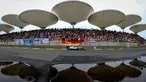 Pebalap Mercedes, Nico Rosberg, beraksi dalam sesi kualifikasi F1 GP China di Sirkuit Internasional Shanghai, China, (16/4/2016). (EPA/Diego Azubel)