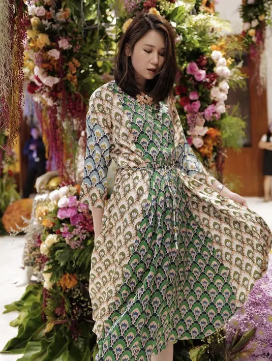 Dalam balutan dress disertai motif yang indah, tampilan ini hadirkan gaya yang menjanjikan. [Foto: Instagram/ Laura Basuki]