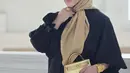 Sang "Princess" tampak memamerkan tubuh proporsional dalam balutan busana kasual bernuansa hitam yang dipadukan dengan aksesori emas menyala, mencerminkan gaya glamor khasnya. [@princessyahrini].