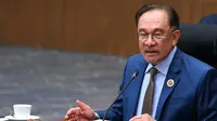 Perdana Menteri Malaysia Anwar Ibrahim berbicara dalam sidang pleno KTT ASEAN ke-46 di Kuala Lumpur, Malaysia, 26 Mei 2025. (Dok. AFP)