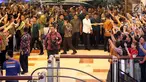 Presiden Joko Widodo menyapa warga ketika tiba di Sun Plaza Medan, Sumatera Utara, Jumat (24/11). Jokowi tiba mengenakan kemeja putih lengan panjang dan celana hitamnya sambil menebar senyum. (Liputan6.com/Johan Tallo)