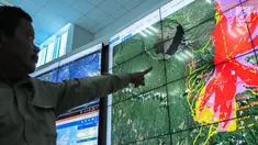 Petugas menunjukan kondisi Gunung Agung Bali yang berada di layar monitor di Gedung BNPB, Jakarta, Senin (25/9). Kepala Pusat Data Informasi dan Humas BNPB Sutopo Purwo  Nugroho mengatakan Gunung Agung dalam status awas. (Liputan6.com/Faizal Fanani)