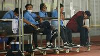 Pelatih Persela Lamongan, Iwan Setiawan (kanan) tampak lesu usai anak asuhnya ditaklukkan Arema FC 0-3 dalam laga pekan ke-6 BRI Liga 1 2021/2022 di Stadion Madya, Jakarta, Minggu (3/9/2021). (Bola.com/M Iqbal Ichsan)