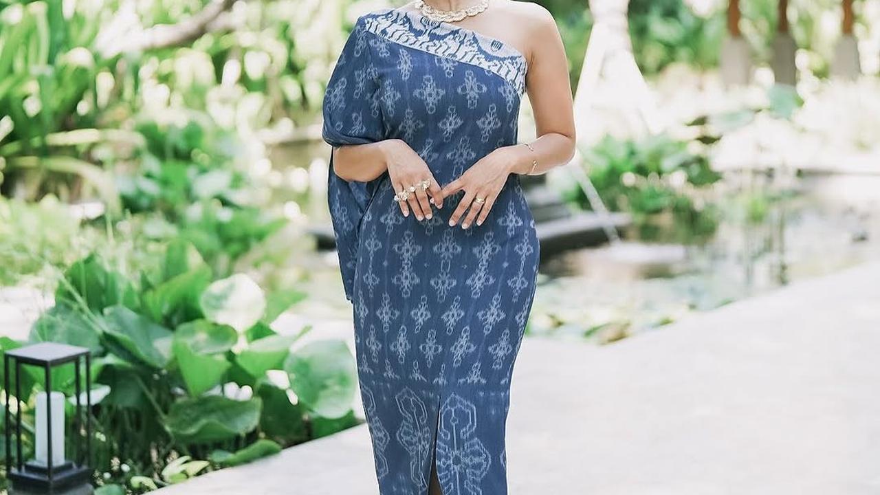 Model Batik Casual Hingga Resmi Ala Happy Salma, Bikin Tampilan Simple Tapi Memukau