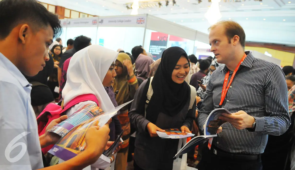 Peserta berbincang saat mengunjungi pameran LPDP Edufair di Jakarta, Selasa (31/1). Para Pelajar tersebut mengantri untuk memasuki pameran pendidikan tinggi Lembaga Pengelola Dana Pendidikan (LPDP) Edufair 2017. (Liputan6.com/Angga Yuniar)