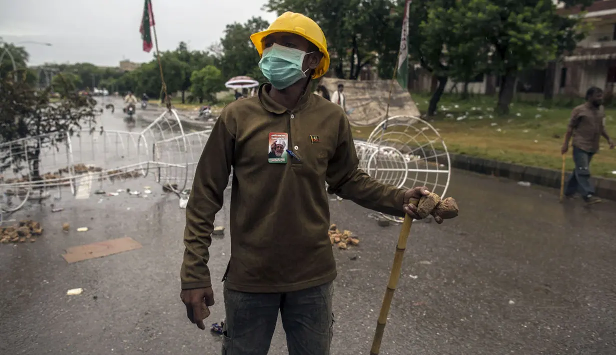 Seorang pengunjuk rasa anti-pemerintah Pakistan berdiri berjaga di dekat sebuah pos pemeriksaan di Islamabad, (4/9/2014). (REUTERS/Zohra Bensemra)