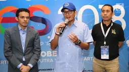 Pengusaha Sandiaga Uno (tengah) memberikan keterangan pers  pada acara Indonesia Young Entrepreneur Summit 2018 di Ciputra Artpreneur World, Jakarta, Minggu (28/10). Forum ini mengusung tema Arah Baru Ekonomi Indonesia. (Liputan6.com/Fery Pradolo)