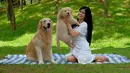 Resyana Hikmayudi mengajak binatang peliharaannya untuk piknik nih. Resyana diketahui memiliki 2 anjing berjenis golden retriever untuk menemani kesehariannya. (Liputan6.com/IG/@resyanahikmayudi)
