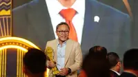 Menteri Perdagangan (Mendag) Zulkifli Hasan mendapatkan penghargaan sebagai Tokoh Pendorong Kinerja Ekspor" dari salah satu media di Indonesia. Penghargaan ini diberikan pada Kamis 21 September 023 malam. (Dok Kemendag)