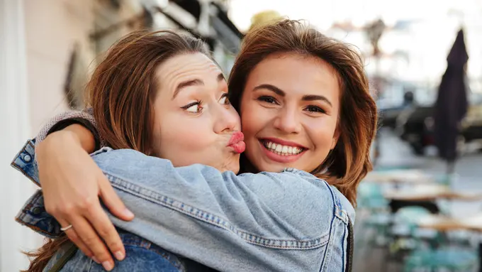 dua sahabat perempuan