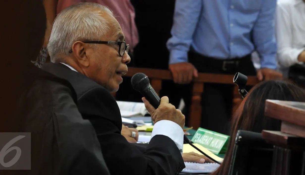 Terdakwa kasus dugaan suap Majelis Hakim dan Panitera PTUN Medan, OC Kaligis menanggapi pernyataan saksi Afrian Bondjol yang merupakan anak didiknya, dalam sidang lanjutan di Pengadilan Tipikor, Rabu (4/11). (Liputan6.com/Helmi Afandi)