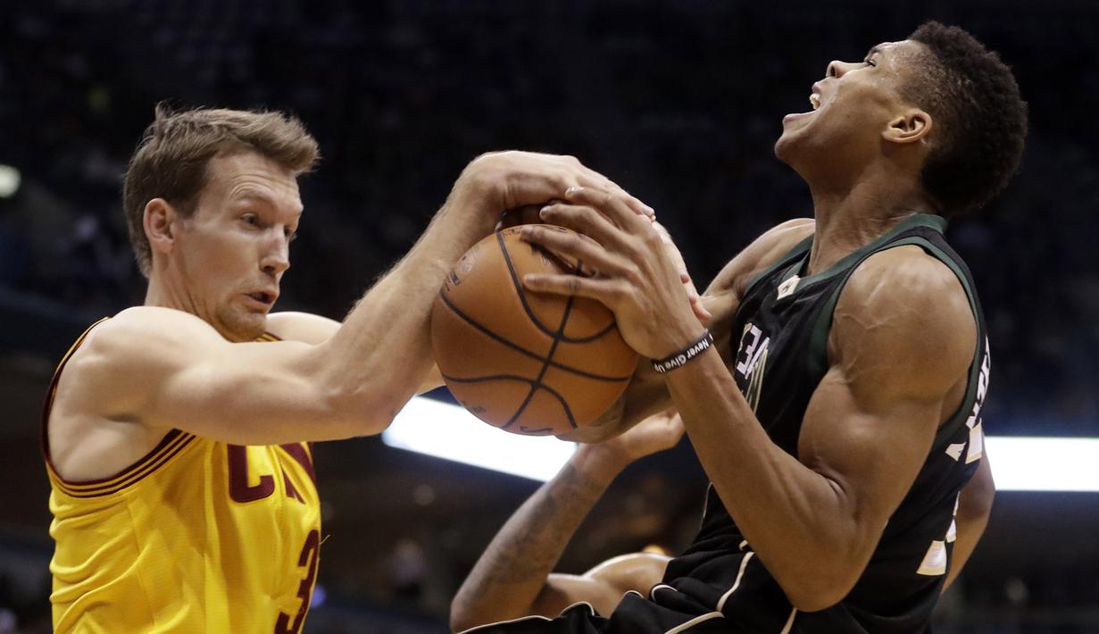Pemain Milwaukee Bucks, Giannis Antetokounmpo dilanggar pemain Cleveland Cavaliers, Mike Dunleavy pada laga NBA di BMO Harris Bradley Center, (20/12/2016). Cavs menang 114-108.  (AP/Morry Gash)
