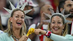 Dua fans wanita Amerika Serikat bersorak menjelang pertandingan  grup B Piala Dunia antara Iran melawan Amerika Serikat di Stadion Al Thumama di Doha, Qatar, Selasa, 29 November 2022. (AP Photo/Ricardo Mazalan)