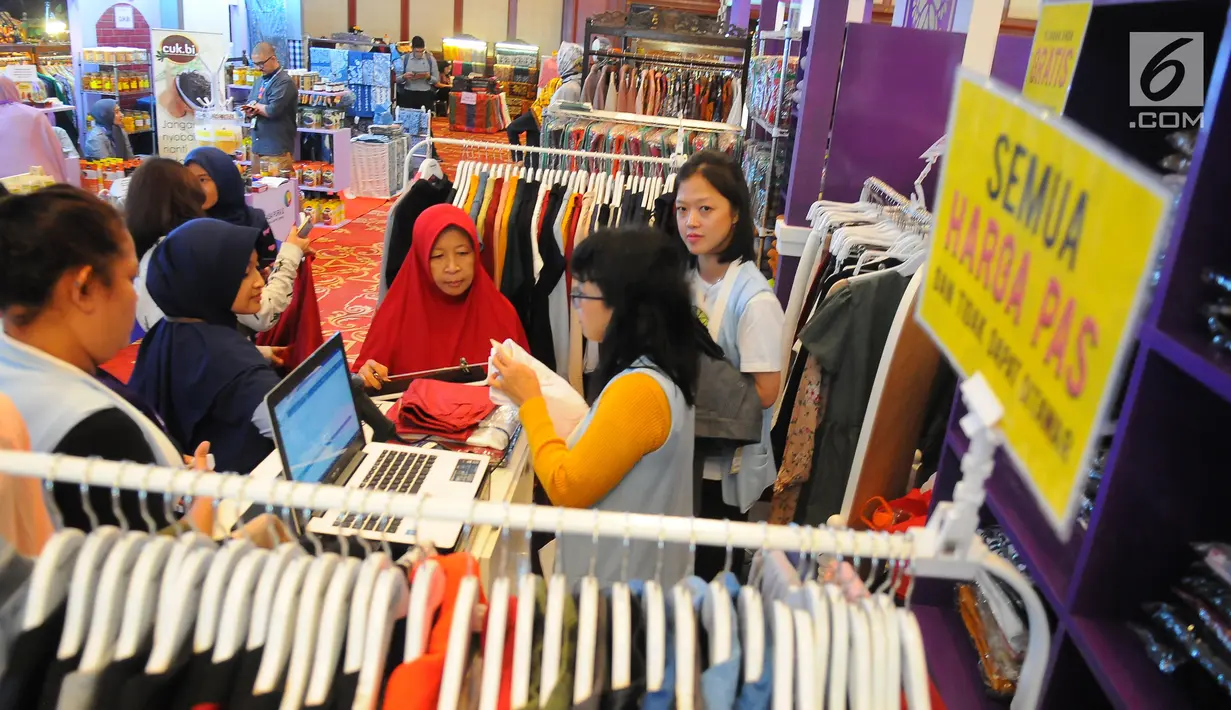 Pengunjung menunggu untuk membayar produk di kasir selama pameran DhawaFest Pesona 2019 di Kementerian Keuangan, Jakarta, Rabu (8/5/2019). Acara pameran produk lokal nusantara tersebut diselenggarakan hingga 10 Mei 2019 mendatang. (Liputan6.com/Angga Yuniar)