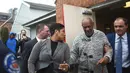 Aktor Bill Cosby bersiap meninggalkan Pengadilan Montgomery County, Pennsylvania, Rabu (30/12). Cosby dikenai tuduhan penyerangan seksual dalam satu peristiwa di tahun 2004 yang melibatkan seorang pegawai universitas setempat. (REUTERS/Mark Makela)