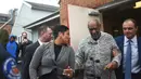 Aktor Bill Cosby bersiap meninggalkan Pengadilan Montgomery County, Pennsylvania, Rabu (30/12). Cosby dikenai tuduhan penyerangan seksual dalam satu peristiwa di tahun 2004 yang melibatkan seorang pegawai universitas setempat. (REUTERS/Mark Makela)