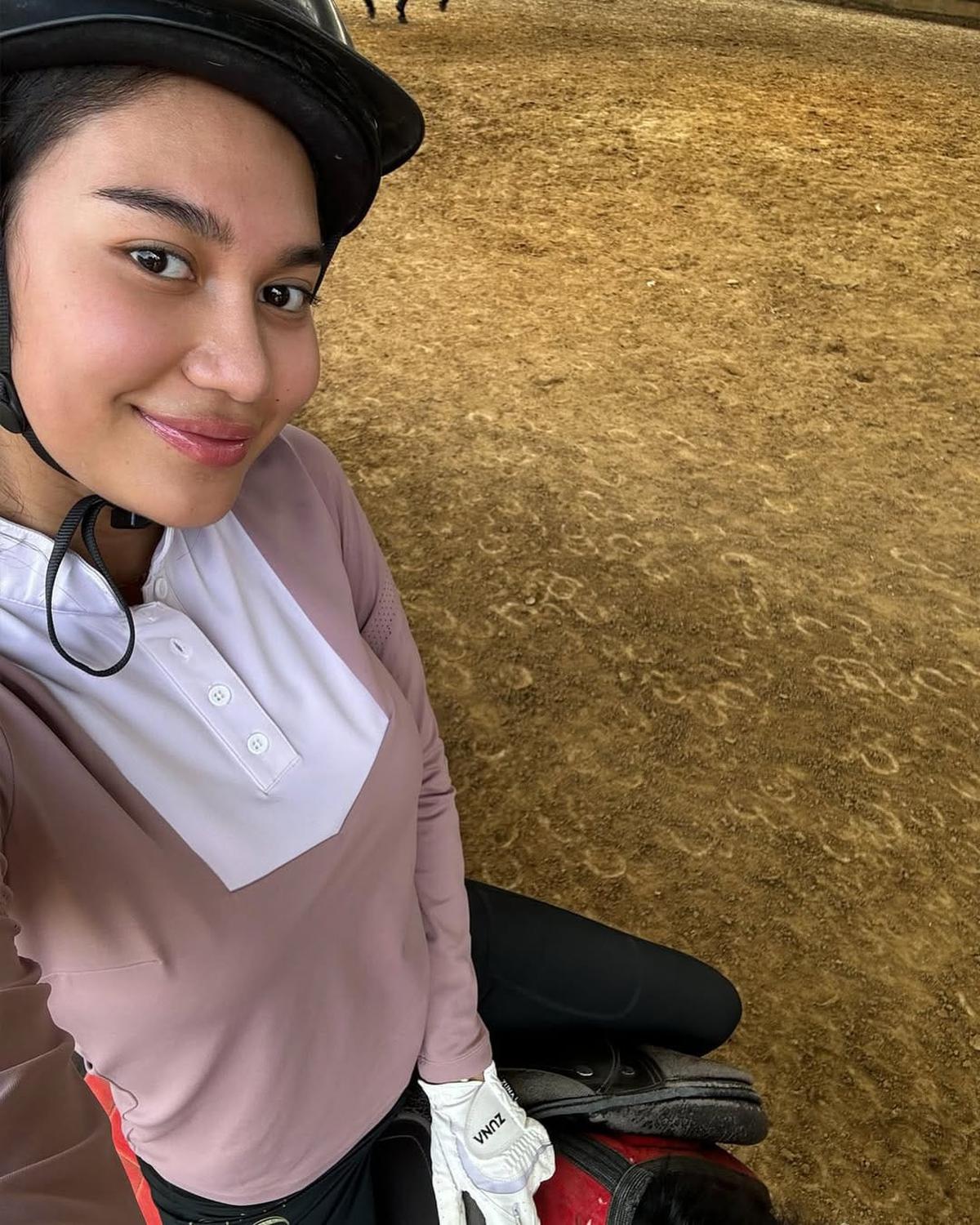 Potret Azizah Salsha Lakukan Olahraga Berkuda, Tampil Bareface