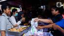 Jelang buka puasa di hari pertama Bulan Ramadhan 1444 Hijriah, pasar takjil di Jalan Bendungan Hilir, Jakarta Pusat, diserbu warga. (Liputan6.com/Herman Zakharia)