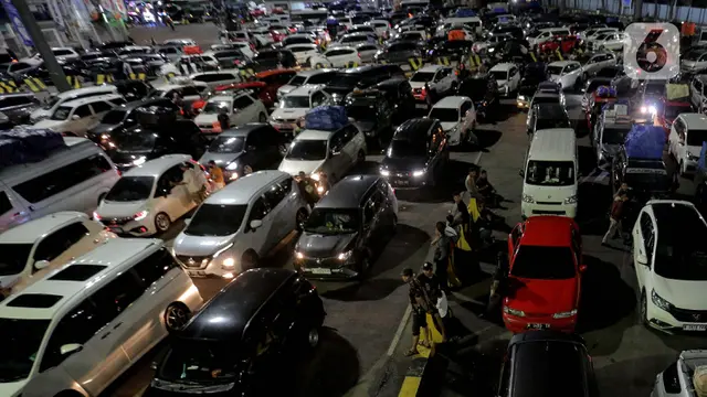 Ribuan Kendaraan Pemudik Padati Pelabuhan Merak Banten