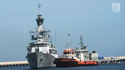 Kapal perang KRI Jhon Lie 358 saat di Dermaga Sunda Pondok Dayung, Jakarta, Jumat (13/4). TNI AL Komando Armada Barat (Koarmabar) menerima dua kapal perang alih bina dari Koarmatim. (Merdeka.com/Imam Buhori)