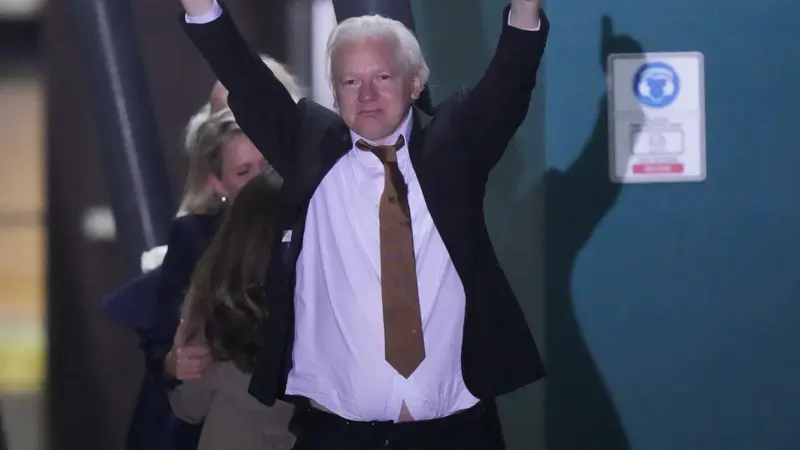 Pendiri Wikileaks Julian Assange setelah mendarat di pangkalan udara RAAF Fairbairn di Canberra, Australia Rabu, 26 Juni 2024.(AP/Rick Rycroft)