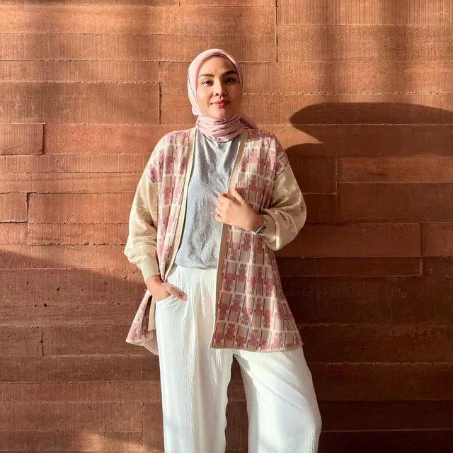8 Inspirasi OOTD Hijab dengan Celana Putih dari Aurel Hermansyah hingga Dinda Hauw