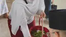 Begini momen Aaliyah Massaid saat menabur bunga di pusara mendiang Presiden Pertama Indonesia. Selain dirinya, cukup banyak selebriti yang ikut ke makam Soekarno seperti Thariq Halilintar. (Liputan6.com/IG/@aaliyah.massaid)