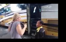 Viral Seorang Pria Tanyai Bule saat Mau Naik Bus, Bahasa Inggrisnya Logat Jawa