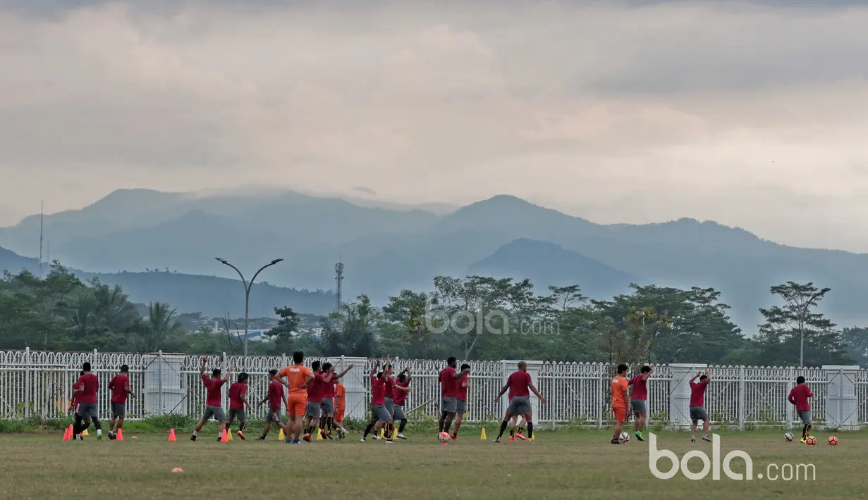 Landscape pegunungan menjadi daya tarik tersendiri saat sesi latihan finalis Piala Presiden 2017, Pusamania Borneo Fc di Stadion Pakansari, Bogor, (9/3/2017). (Bola.com/Nicklas Hanoatubun)