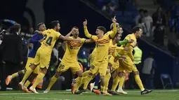 Sesaat setelah wasit meniup peluit akhir pertandingan, para pemain Barcelona melakukan selebrasi di lapangan RCDE Stadium. (Photo by Josep LAGO / AFP)