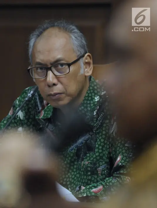 Terdakwa perkara merintangi penyidikan dugaan korupsi E-KTP, Bimanesh Sutarjo menyimak keterangan saksi saat mengikuti sidang lanjutan di Pengadilan Tipikor, Jakarta, Senin (23/4). Sidang mendengar keterangan saksi. (Liputan6.com/Helmi Fithriansyah)