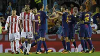 Para pemain Barcelona merayakan kemenangan atas Olympiakos pada laga Liga Champions di Stadion Camp Nou, Kamis (19/10/2017). Barcelona menang 3-1 atas Olympiakos. (AFP/Lluis Gene)
