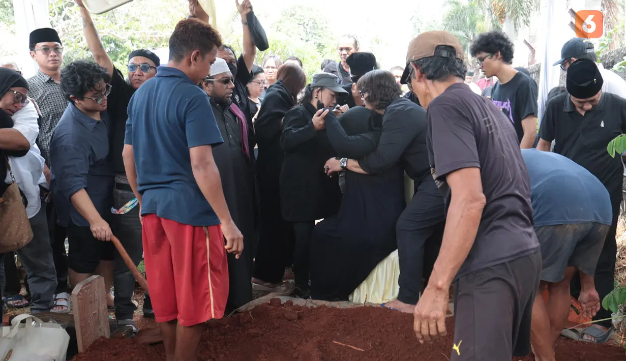 Putri almarhum Doddy Katamsi, Chika Katamsi, menangis saat jenazah sang ayah dimasukkan ke liang lahat dalam prosesi pemakaman di TPU Komplek Hankam Pangkalan Jati, Pondok Labu, Jakarta Selatan, Jumat (16/10/2026). (KLY/Budy Santoso)