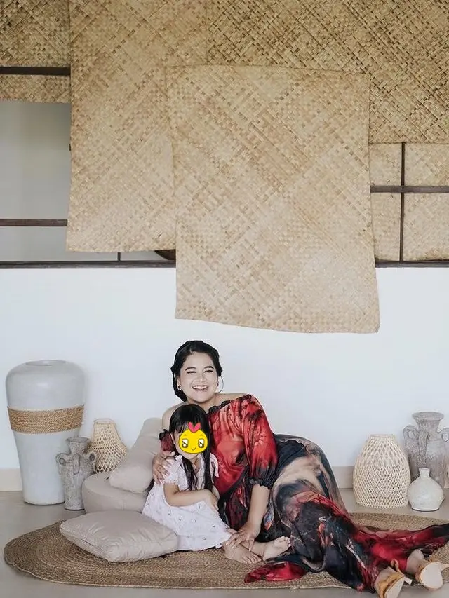 Pakai Gaun Merah, Ini 6 Pemotretan Terbaru Kahiyang Ayu Pamer Bahu