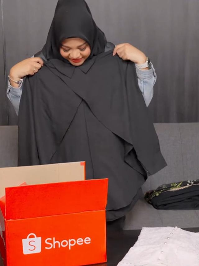 Aurel Hermansyah membuka paket pesanannya