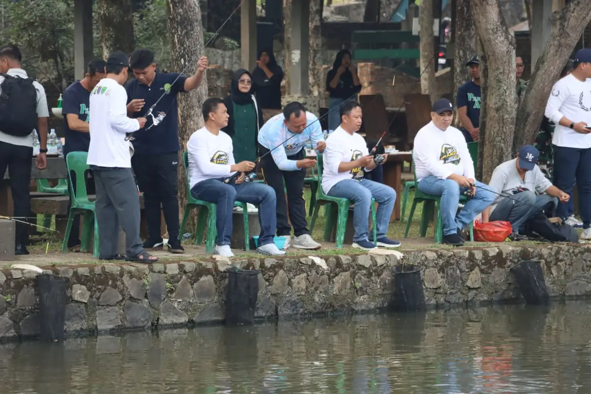 Momen pejabat Polri dan Kejaksaan di Depok bertanding memancing. (Liputan6.com.Dicky Agung Prihanto)