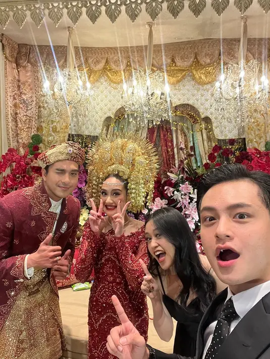Tidak hanya berfoto dengan kawan-kawannya sesama tamu undangan, Randy juga menunjukkan foto barengnya dengan pasangan pengantin. Pada momen resepsi, Salsha dan Ohim memakai busana pengantin adat Minang. Randy pun ikut bahagia dengan pernikahan sang sahabat. (Liputan6.com/IG/@randymartinnn)