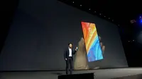 CEO Xiaomi Lei Jun memperkenalkan Mi MIX 2s. Foto: Xiaomi