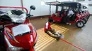 Penyandang disabilitas menyelesaikan pembuatan motor roda tiga khusus disabilitas di Sentra Terpadu “Inten Soeweno Kemensos, Karadenan, Bogor, Jawa Barat, Senin (14/11/2022). Dalam satu bulan, mereka mampu menyelesaikan 15 motor yang dibagikan secara gratis kepada penyandang disabilitas di seluruh Indonesia yang sudah melalui proses assessment. (merdeka.com/Arie Basuki)