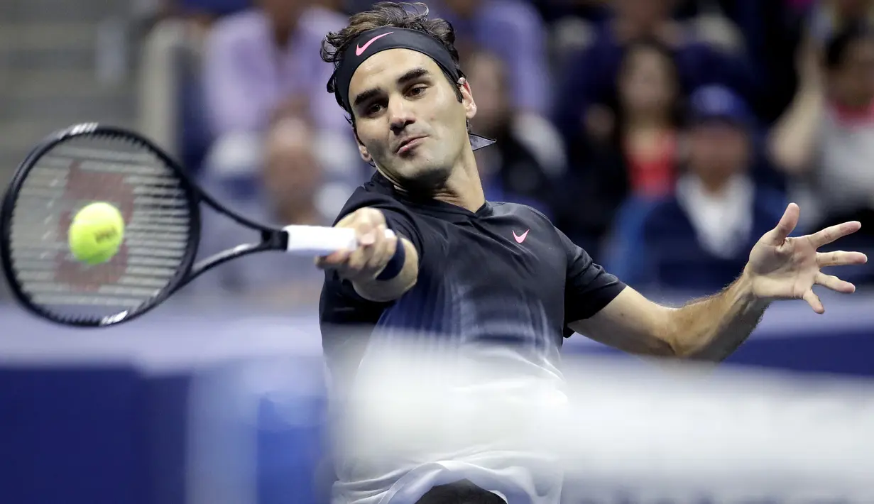 Aksi Roger Federer melakukan forehand saat melawan Juan Martin del Potro pada laga perempat final AS Terbuka 2017 di Arthur Ashe Stadium, New York,(6/9/2017). Federer kalah 5-7, 6-3, 6-7, 4-6.  (AP/Julio Cortez)