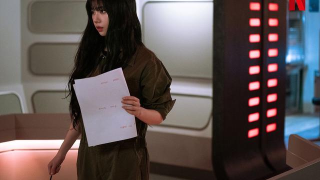 Karina Aespa dalam variety show Korea Agents of Mystery. (Instagram/ netflixkr)