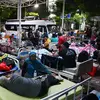 Para pasien menerima perawatan medis setelah dievakuasi dari rumah sakit Universitas Airlangga di Surabaya pada tanggal 22 Maret 2024. (JUNI KRISWANTO/AFP)