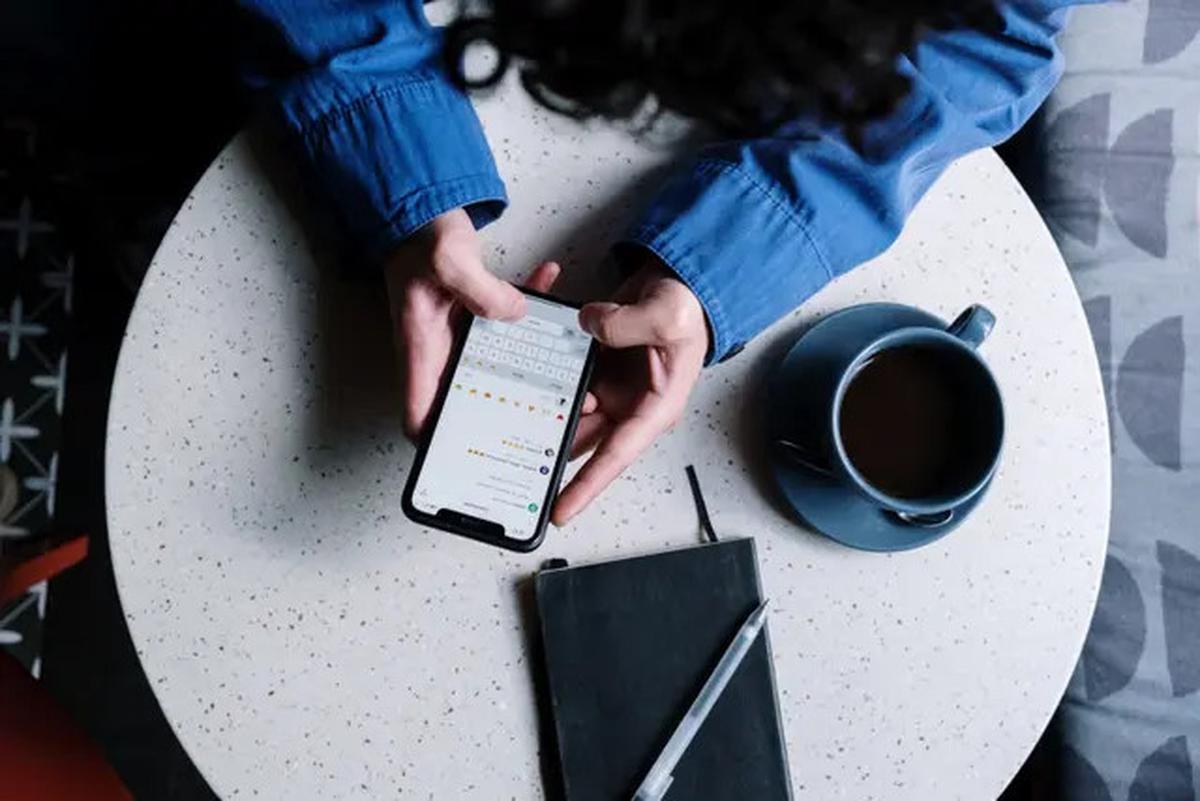 5 Zodiak yang Tidak Melepaskan Handphone Mereka Bahkan Saat Sarapan, Kamu Termasuk?