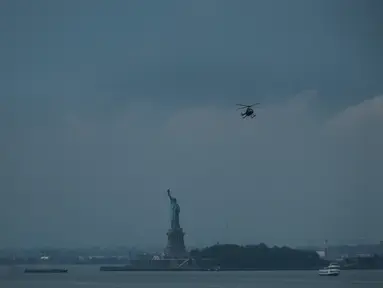 Awan bergerak di atas Patung Libertydi New York City, Amerika Serikat  pada 26 Juni 2023. (Spencer Platt/Getty Images/AFP)