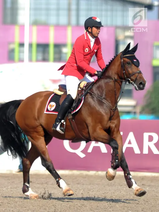 Atlet berkuda Indonesia, Ferry Wahyu Hadiyanto saat bertanding di final nomor jumping Asian Games 2018 di JIEP, Jakarta, Kamis (30/8). Ferry gagal menyumbangkan medali. (Merdeka.com/Arie Basuki)