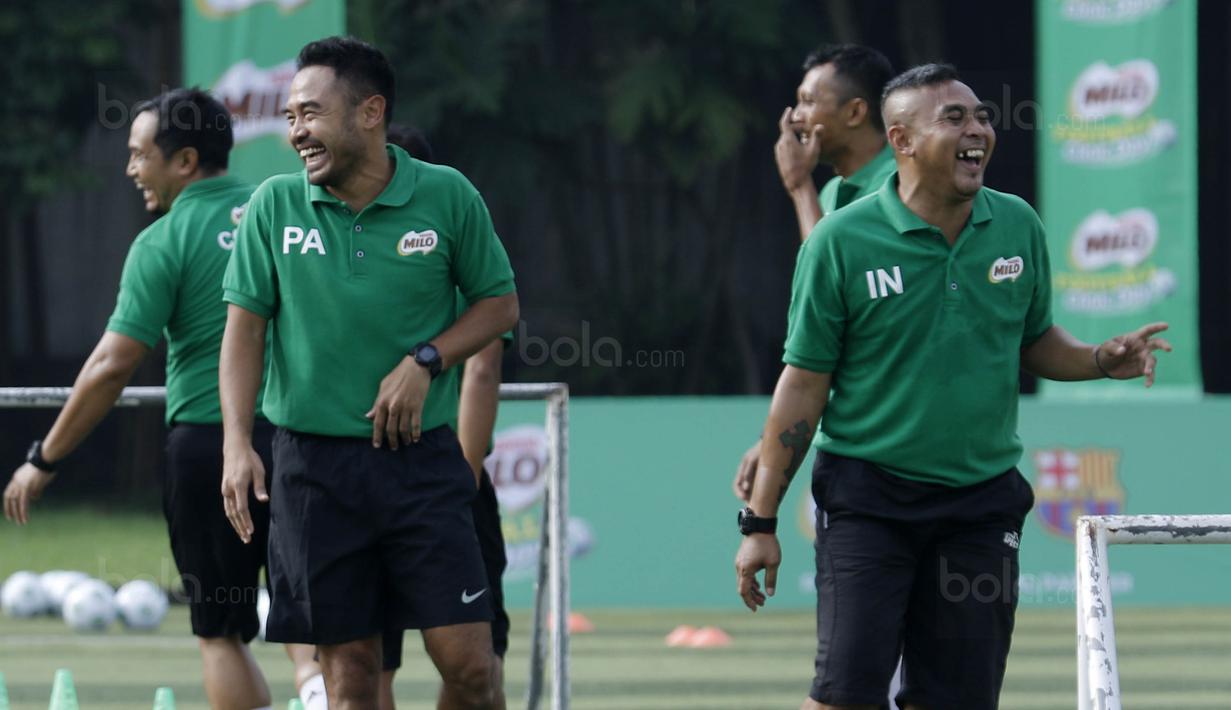 Mantan pemain Timnas Indonesia saat memberikan pelatihan kepada pesepak bola cilik di Lapangan Simprug, Jakarta, Sabtu (16/12/2017). Legenda sepak bola Indonesia ikut berpartisipasi pada MILO Football Clinic Day. (Bola.com/M Iqbal Ichsan)