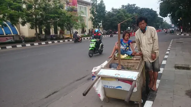 Seminggu terakhir, Palembang diramaikan dengan kehadiran para pemilik gerobak kayu pemburu THR Lebaran.(Liputan6.com/Nefri Inge).