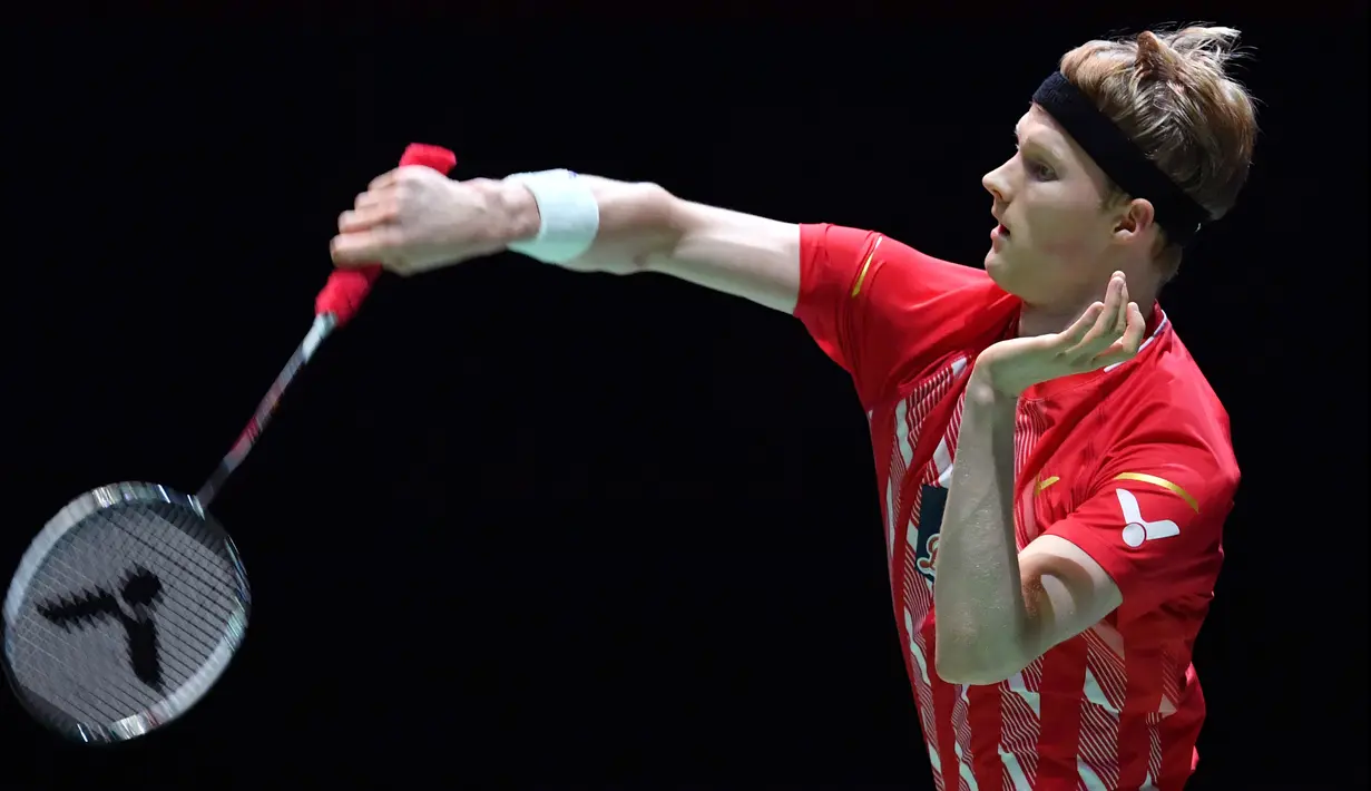 Tunggal putra Denmark, Anders Antonsen berupaya mengembalikan kok ke tunggal putra Indonesia, Jonatan Christie pada babak perempat final Jepang Terbuka 2019 di Tokyo, Jumat (26/7/2019). Jonatan Christie lolos ke semifinal setelah menang dua gim langsung 21-12, 21-14. (TOSHIFUMI KITAMURA/AFP)