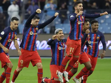 Barcelona menyusul Real Madrid lolos ke final Piala Super Spanyol 2022/2023 setelah menyingkirkan Real Betis di babak semifinal melalui kemenangan adu penalti 4-2 (2-2) dalam laga yang digelar di King Fahd Stadium, Arab Saudi, Jumat (13/1/2023) dini hari WIB. Dengan hasil ini laga El Clasico antara Barcelona melawan Real Madrid akan tersaji di partai final Piala Super Spanyol 2022/2023. (AFP/Giuseppe Cacace)